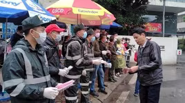 Phát 15.000 khẩu trang miễn phí đến tận tay người dân