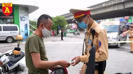 Cảnh sát giao thông có quyền yêu cầu người đi đường xuất trình Chứng minh nhân dân?