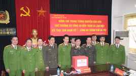 Trung tướng Nguyễn Văn Sơn - Thứ trưởng Bộ Công an thăm và làm việc với Trại Tạm giam số 1, CATP Hà Nội