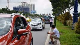 Va chạm 2 ô tô, nhiều người hú vía