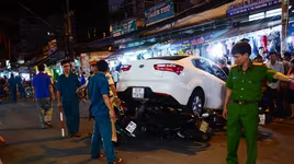 Ô tô cuốn nhiều xe máy vào gầm, một người nhập viện