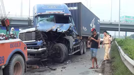 Container nát đầu sau cú tông đuôi xe tải