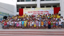 Sinh viên trải nghiệm và hỗ trợ cộng đồng tặng mũ bảo hiểm cho trẻ em