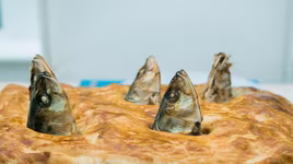 Kỳ lạ món bánh cắm toàn đầu cá nổi tiếng nước Anh