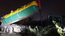 Bắt quả tang xe môi trường của Hà Nội đổ trộm chất thải trên Đại lộ Thăng Long