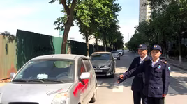 Đội trưởng bảo vệ cùng ‘đồng nghiệp’ xịt sơn ô tô vì khách không gửi xe trong chung cư