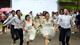 100 cô dâu chú rể náo nức tranh tài...marathon