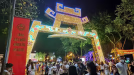 Gần 100.000 lượt du khách đã đến trải nghiệm tại phố đi bộ thành cổ Sơn Tây