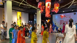 Trình diễn thời trang thiếu nhi tại phố cổ Hà Nội