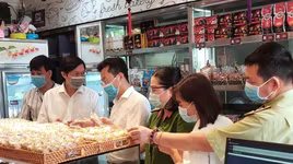 Hà Nội: Kiểm tra đột xuất 3 cơ sở sản xuất bánh trung thu truyền thống, phát hiện một số sai phạm