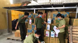 Hà Nội: Phát hiện cơ sở sản xuất nước giặt giả nhãn hiệu Dnee