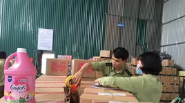Hà Nội triệt phá cơ sở sản xuất nước giặt giả nhãn hiệu D-nee, Comfort