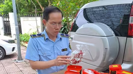 Tạm giữ 400 chiếc mặt nạ chống độc có dấu hiệu nhập lậu