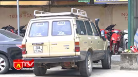 Thuê xe cẩu đi trộm cắp xe ô tô để ven đường