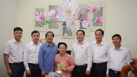 Bộ trưởng GD-ĐT tri ân Mẹ Việt Nam anh hùng và gia đình có công với cách mạng
