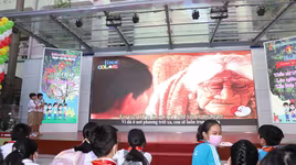 Học sinh thích thú với màn LED khi học chuyên đề về Hà Nội, xem phim giữa sân trường 