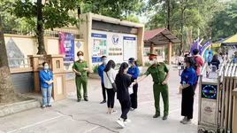 Hình ảnh đẹp của lực lượng Công an Thủ đô tham gia bảo vệ kỳ thi tốt nghiệp THPT Quốc gia năm 2021