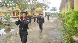 Trung đoàn Cảnh sát cơ động Trung bộ khẩn trương giúp dân khắc phục hậu quả cơn bão Noru