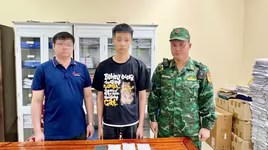 Con trai hỗ trợ bố vận chuyển 6kg bạc trái phép qua biên giới