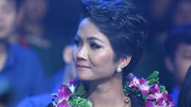 H’hen Niê bật khóc vì bị chỉ trích “keo kiệt” khi ủng hộ miền Trung 50 triệu đồng 