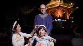 Hoa hậu Ngọc Hân mời người khuyết tật trình diễn áo dài