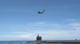 [VIDEO] C-17 tiếp tế cho siêu tàu ngầm hạt nhân Ohio trên biển 