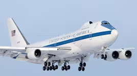 [ẢNH] 'Máy bay ngày tận thế' Mỹ cất cánh trong lúc người biểu tình chiếm đồi Capitol