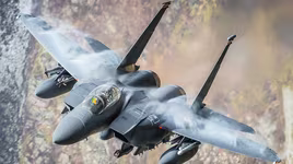 [ẢNH] ‘Đại bàng bất bại’ F-15E Mỹ mạnh ngang máy bay ném bom chiến lược H-6 Trung Quốc