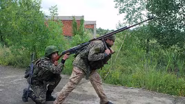 [ẢNH] Quân ly khai dùng súng chống tăng Liên Xô để khoan thủng xe bọc thép Ukraine