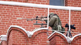 [ẢNH] Lính bắn tỉa Nga với siêu súng T-5000 tại các điểm cao trên Quảng trường Đỏ