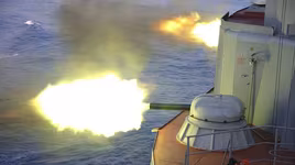 [ẢNH] ‘Hỏa thần’ AK-630M Nga vừa bắn cảnh cáo buộc chiến hạm Anh đổi hướng