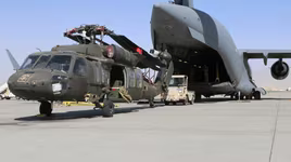 [ẢNH] Vận tải cơ khổng lồ C-17 Mỹ "nuốt gọn" trực thăng để rút khỏi Afghanistan