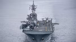 Tàu đổ bộ tấn công cực mạnh của Mỹ bị trực thăng Iran áp sát