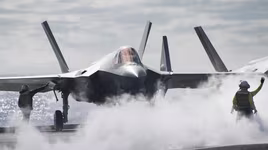 Tiêm kích tàng hình F-35C nườm nượp cất-hạ trên tàu sân bay Mỹ ở cửa ngõ Biển Đông