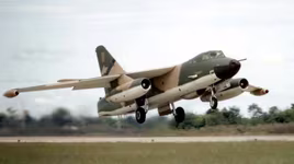 Máy bay tác chiến điện tử EB-66B bị bắn rơi trong Linebacker II