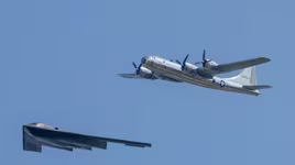 B-2 Spirit bay cùng oanh tạc cơ ném bom hạt nhân đầu tiên B-29 Superfortress 