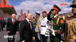 Chiến sĩ QĐND Việt Nam trang bị súng AK-74M duyệt binh ở Quảng trường Đỏ