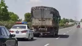  Phạt 5 triệu đồng 2 lái xe không nhường đường cho xe ưu tiên trên cao tốc Hà Nội - Hải Phòng