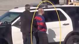 Hành khách bị đưa đi giám định tâm thần khi tự ý mở cửa thoát hiểm máy bay 