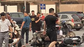 Hà Nội: Kinh hoàng khoảnh khắc ô tô ‘điên’ lao vào dòng người trên đường Võ Chí Công