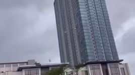 Cửa kính toà cao ốc ở Hạ Long tơi tả trong bão số 3