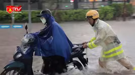 Lực lượng CSGT chủ động phân luồng hỗ trợ người dân trong mưa ngập