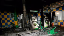 Cháy lớn thiêu trụi 1 cây xăng trong đêm