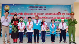 Trao mũ bảo hiểm cho học sinh nghèo, nâng cao ý thức đảm bảo an toàn giao thông tại trường học