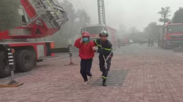 Cứu người mắc kẹt trong đám cháy giả định tại Bệnh viện Đa khoa Phương Đông 