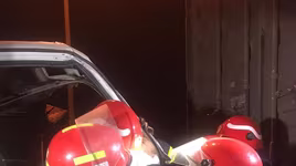 Cận cảnh lực lượng cứu nạn cắt phá ca bin xe tải cứu người bị ép cứng