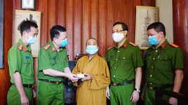 Công an Hà Nội trao CCCD gắn chip cho người dân tại quận Hà Đông 