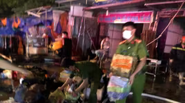 Lực lượng Công an trắng đêm cứu hộ tài sản giúp dân trong vụ cháy ki ốt