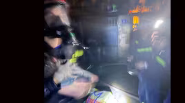 Người mẹ bật khóc khi thấy Cảnh sát cứu được con nhỏ thoát khỏi đám cháy