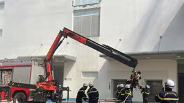 Hình ảnh xe chuyên dụng tiếp cận Công ty Cổ phần dược phẩm Trung ương I chữa cháy giả định